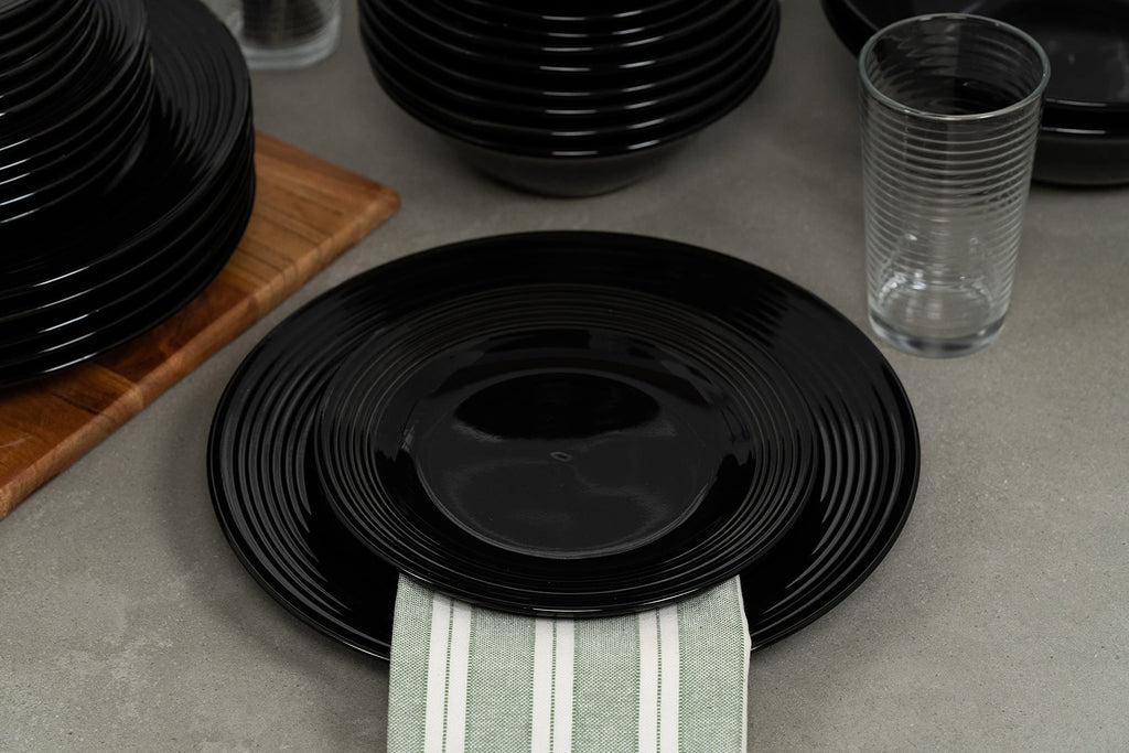 10 Strawberry Street Dinnerware Set